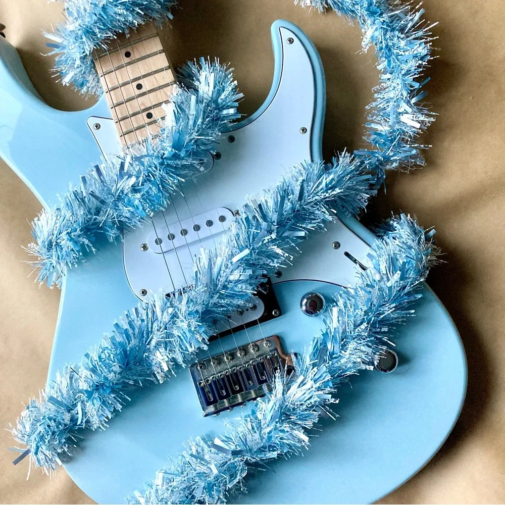 .• Tinsel Tree Garland in Pearly Light Blue & White Shimmer